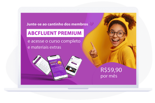 Estudante sorridente apontando para banner Abcfluent Premium - assinatura mensal R$59,90 com curso completo de inglês e materiais extras